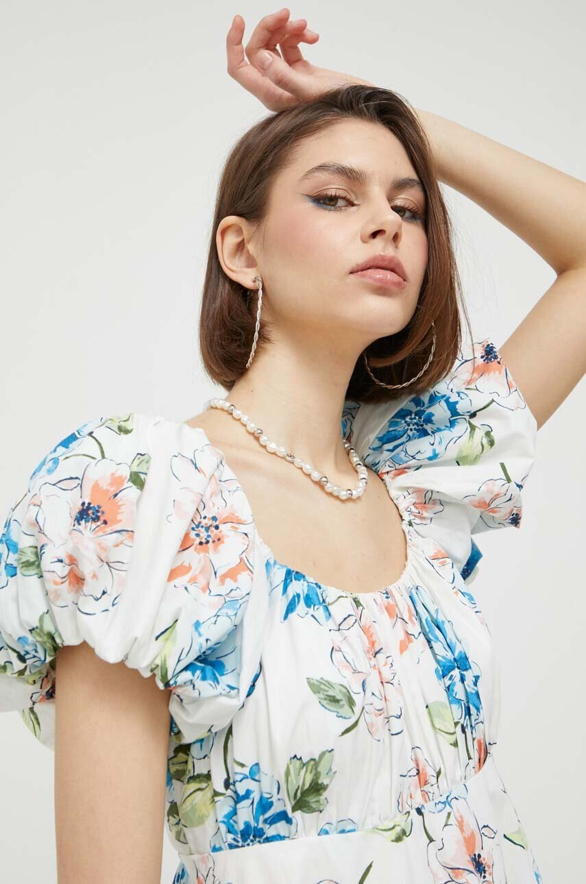 Abercrombie & Fitch Рокля в бяло дълъг модел разкроен модел - Pepit.bg