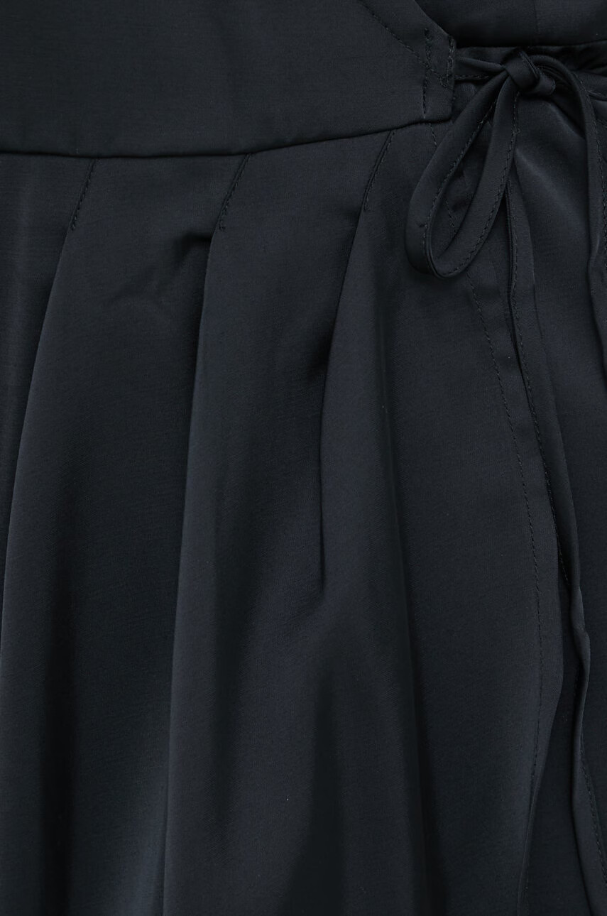 Abercrombie & Fitch Рокля в черно къс модел със стандартна кройка - Pepit.bg