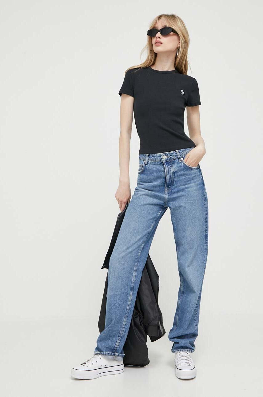 Abercrombie & Fitch Тениска в черно - Pepit.bg