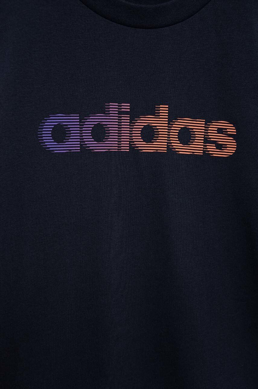 adidas Детска памучна тениска в тъмносиньо с принт - Pepit.bg