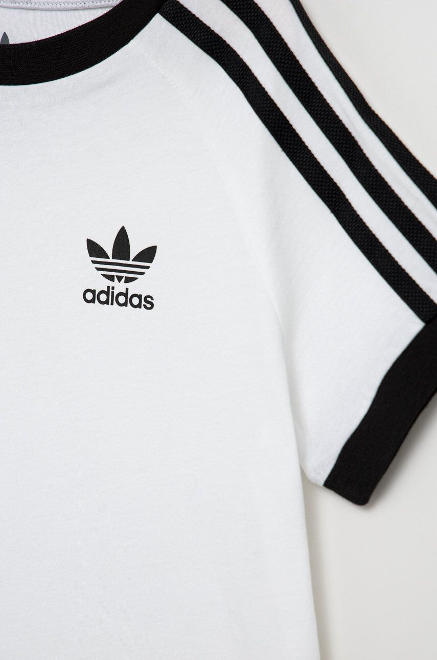 adidas Originals Детска памучна тениска в бяло с апликация - Pepit.bg