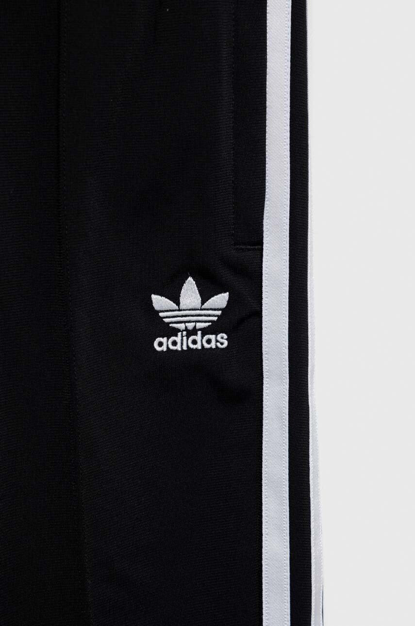 adidas Originals Детски спортен панталон в черно с апликация - Pepit.bg