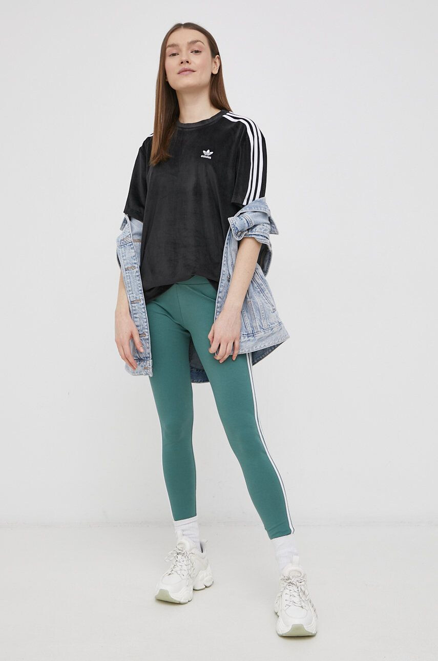 adidas Originals Клин в зелено с апликация - Pepit.bg