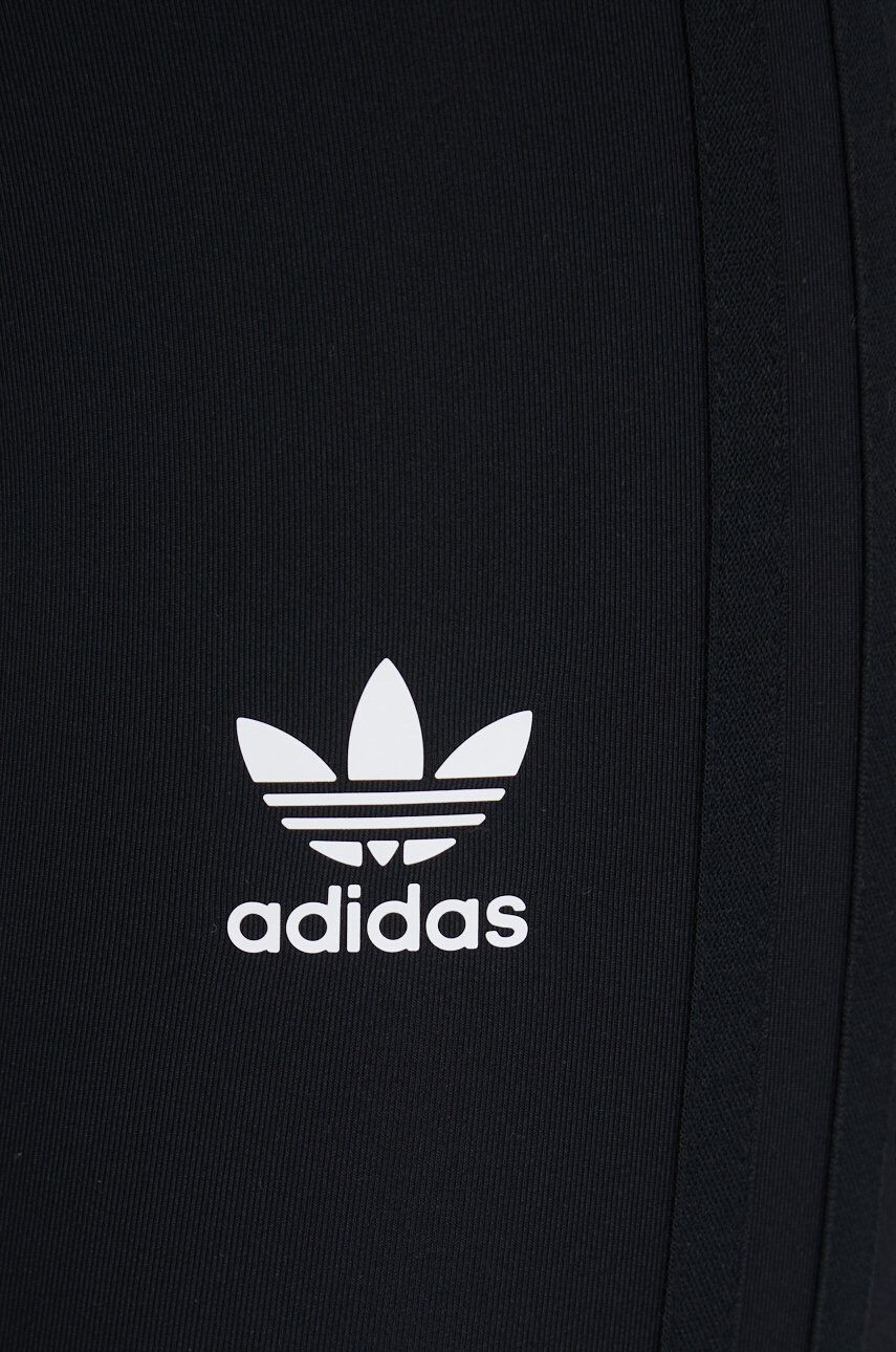 adidas Originals Клин HC2067 в черно с апликация - Pepit.bg