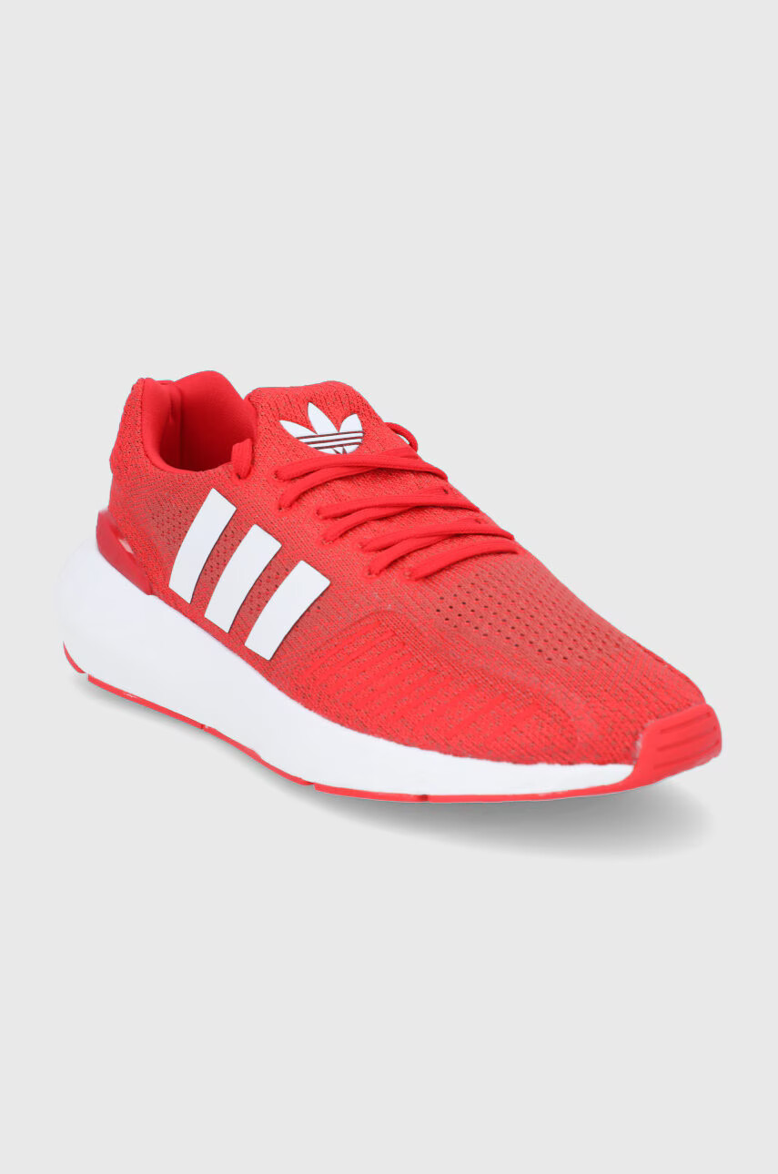 adidas Originals Обувки Swift Run GZ3497 в червено - Pepit.bg