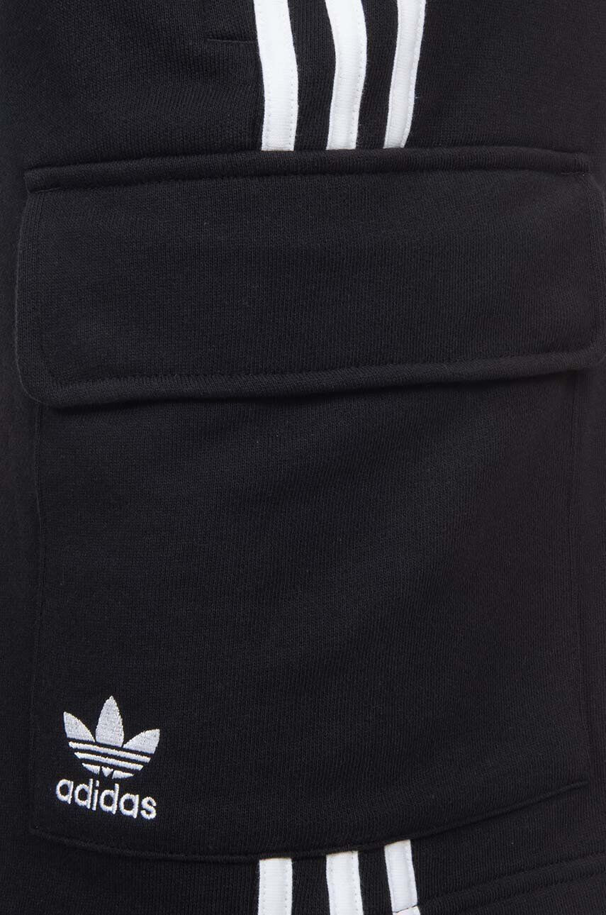 adidas Originals Памучен къс панталон Adicolor Classics 3-Stripes Cargo в черно - Pepit.bg