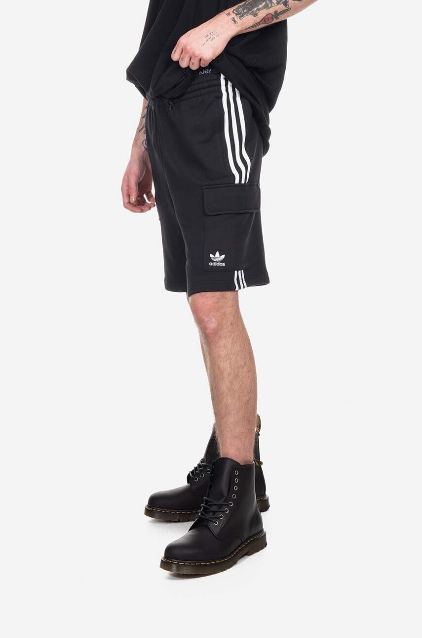 adidas Originals Памучен къс панталон Adicolor Classics 3-Stripes Cargo в черно - Pepit.bg