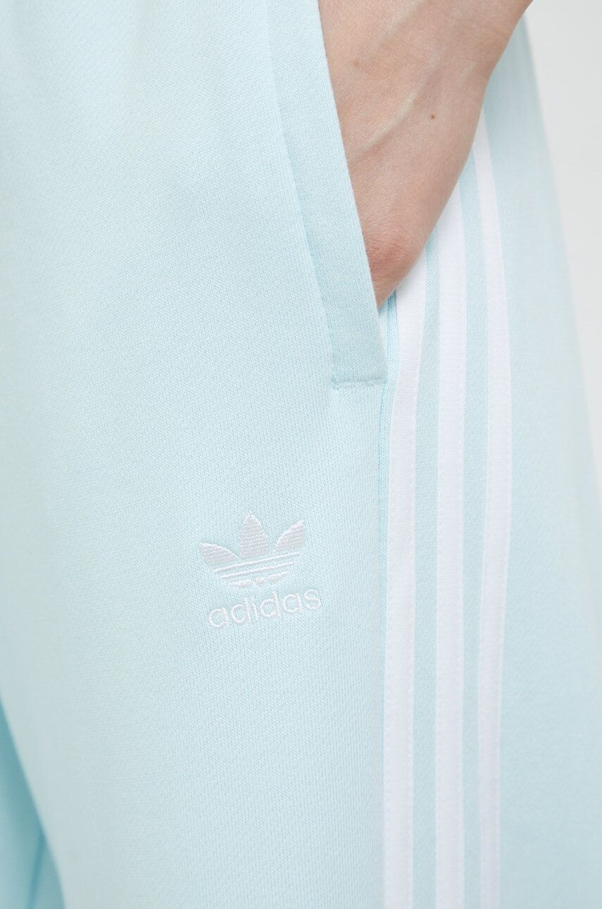 adidas Originals Памучен спортен панталон Reveal Essentials в сиво с изчистен дизайн - Pepit.bg