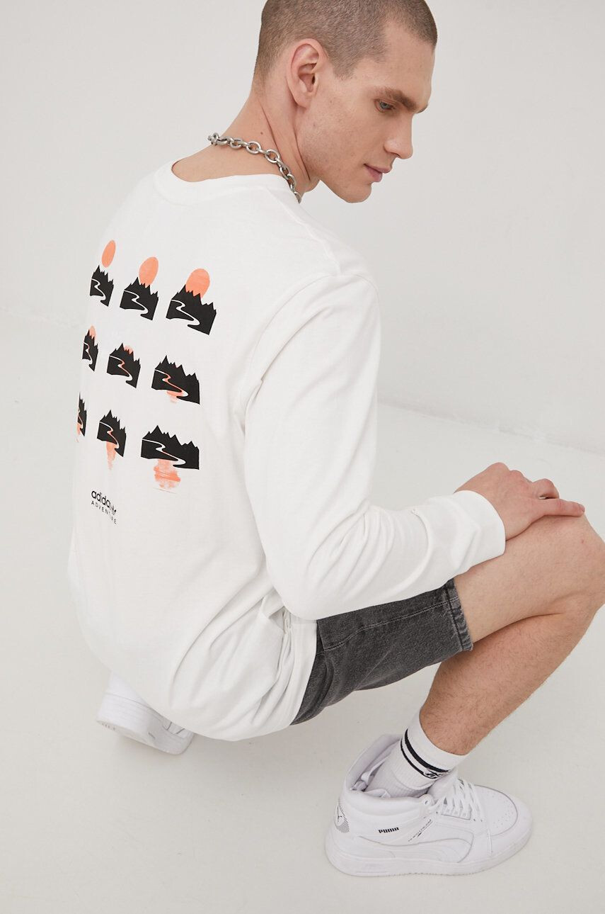 adidas Originals Памучна блуза с дълги ръкави HF4783 Adventure Longsleeve в бяло с принт - Pepit.bg