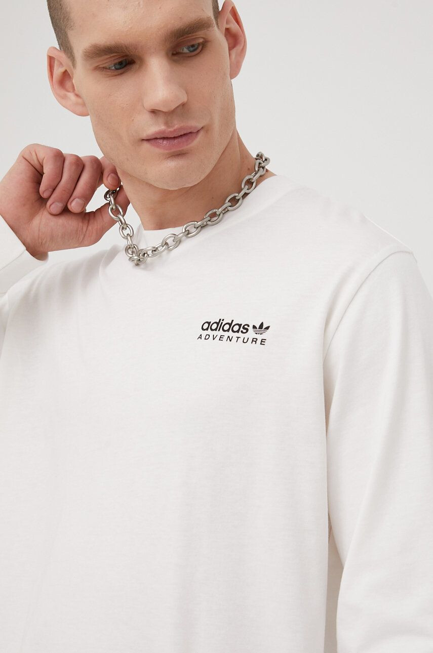 adidas Originals Памучна блуза с дълги ръкави HF4783 Adventure Longsleeve в бяло с принт - Pepit.bg