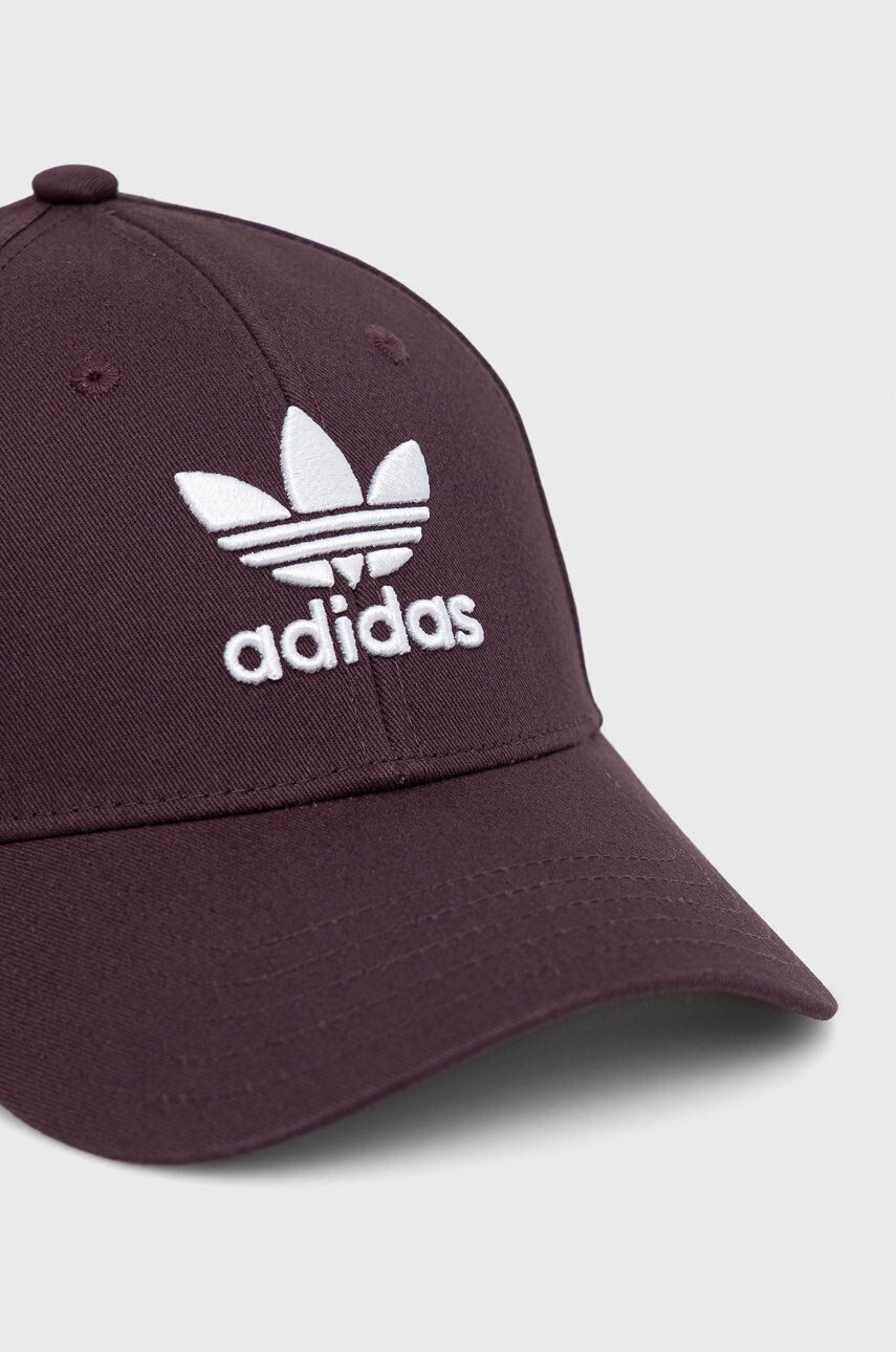 adidas Originals Памучна шапка с козирка в лилаво с апликация - Pepit.bg