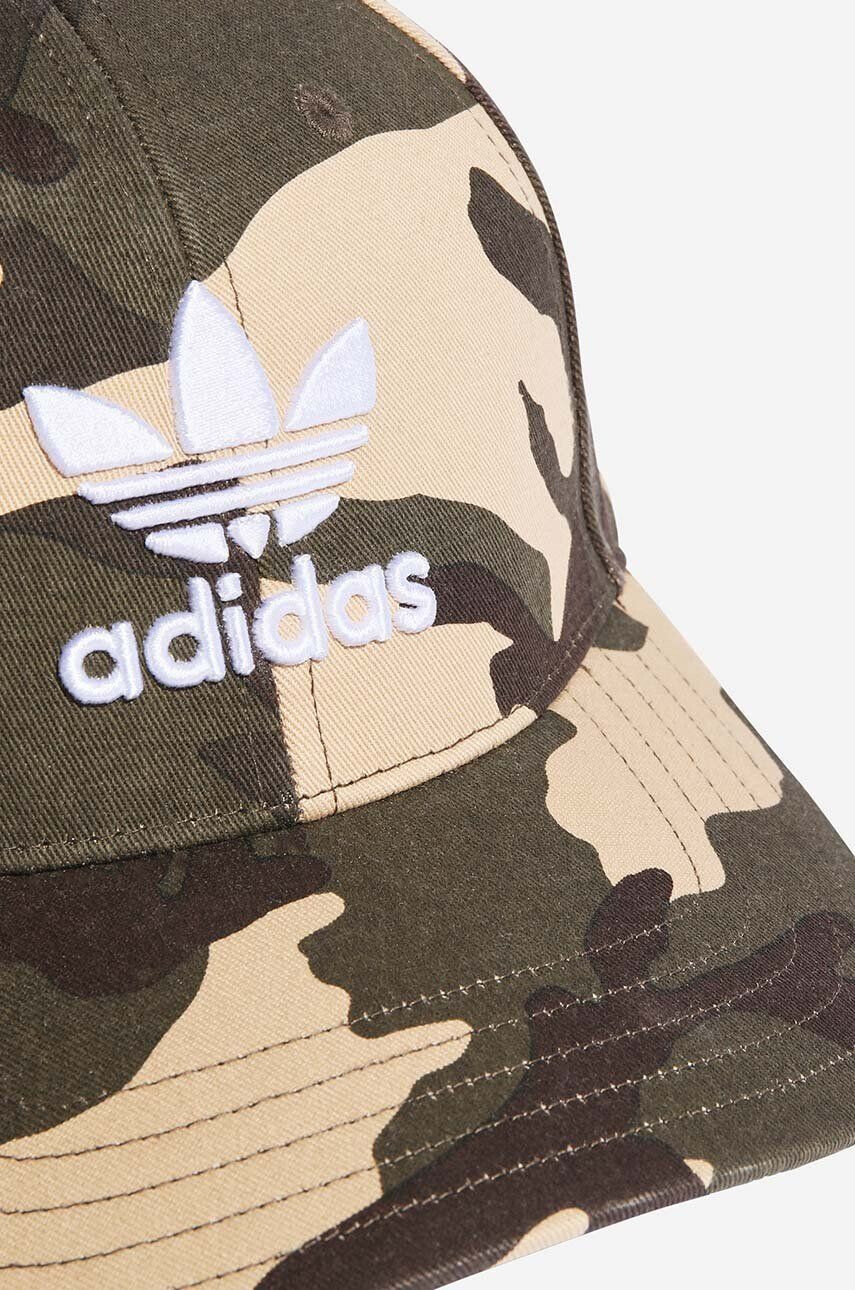 adidas Originals Памучна шапка с козирка Camo Baseball Cap в зелено с десен - Pepit.bg