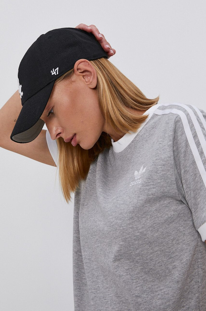 adidas Originals Памучна тениска H33576 в сиво - Pepit.bg