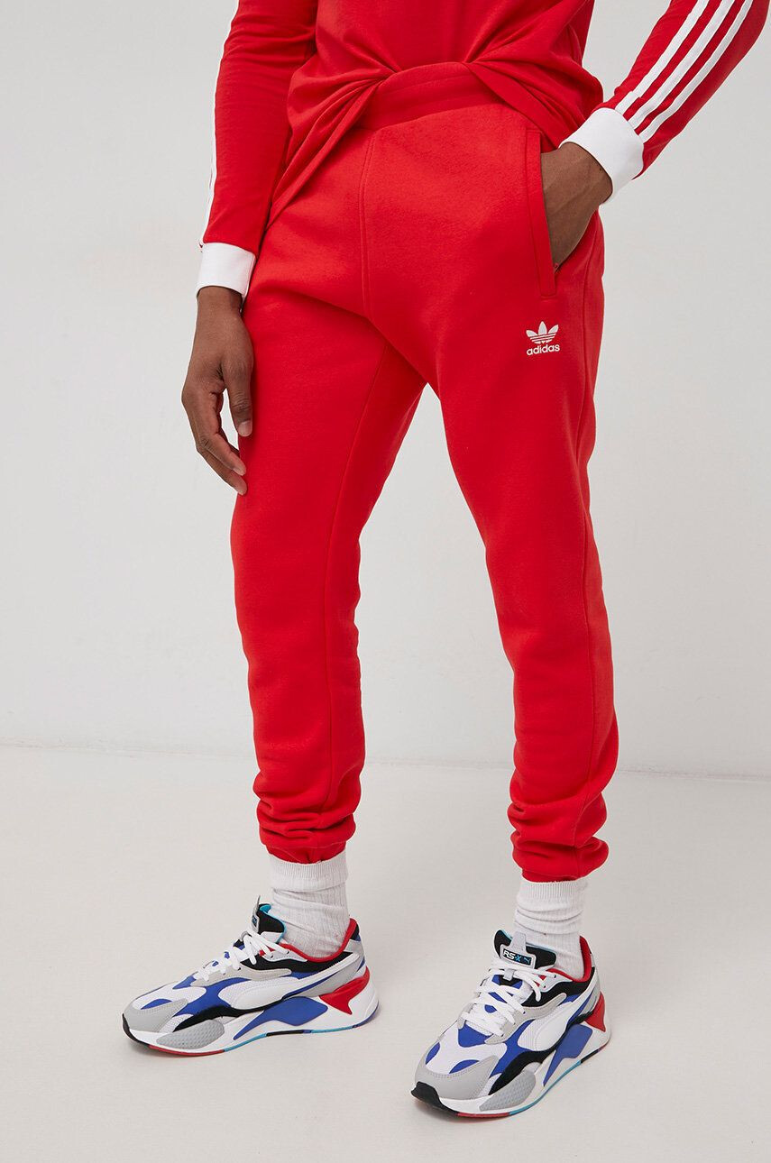 adidas Originals Панталон HG3904 Adicolor Essentials Trefoil Pants мъжки в червено с изчистен дизайн - Pepit.bg