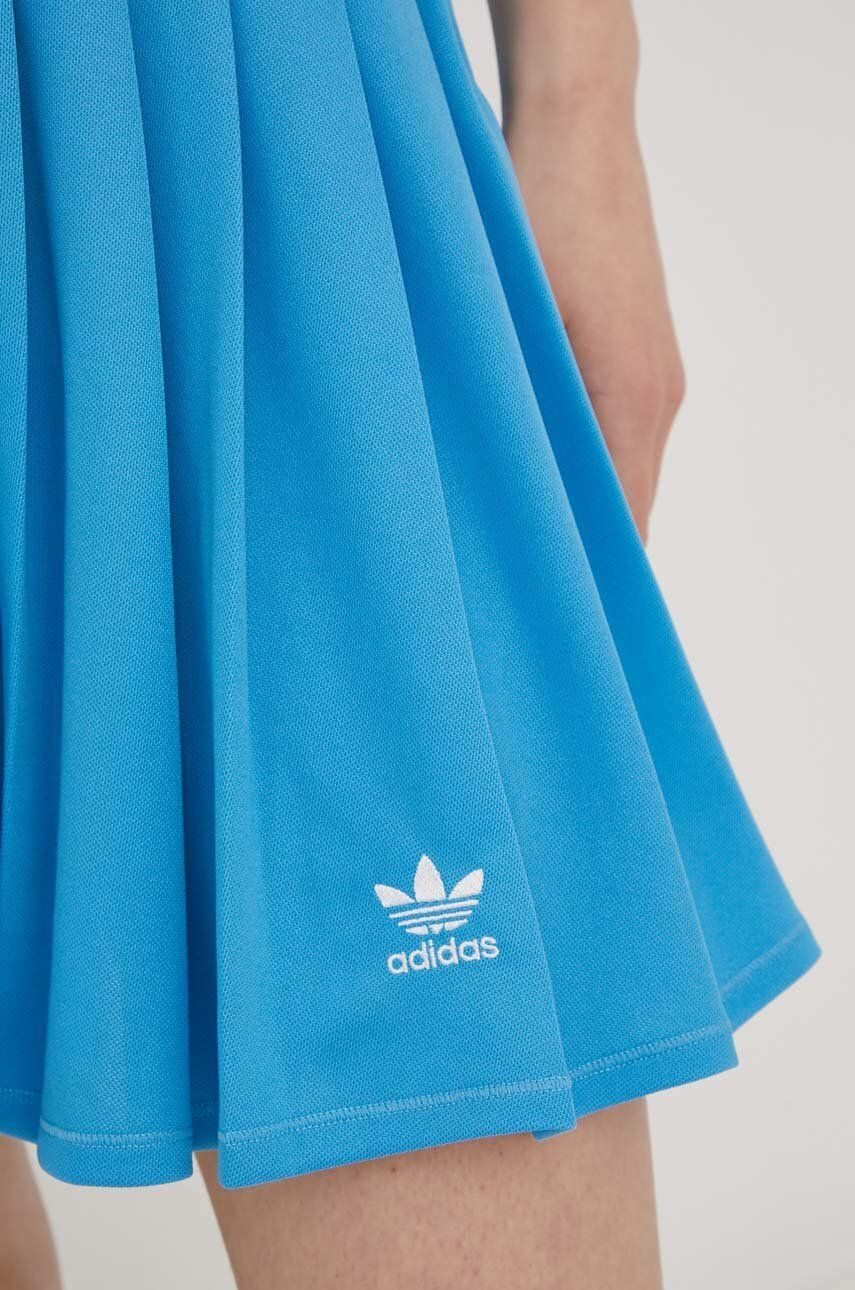 adidas Originals Пола Adicolor HC2065 къс модел разкроен модел - Pepit.bg