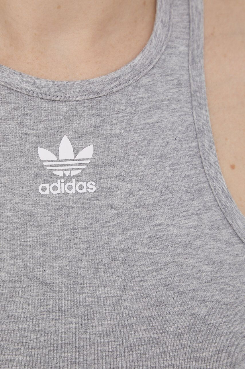 adidas Originals Рокля HF7486 в сиво къс модел с кройка по тялото - Pepit.bg