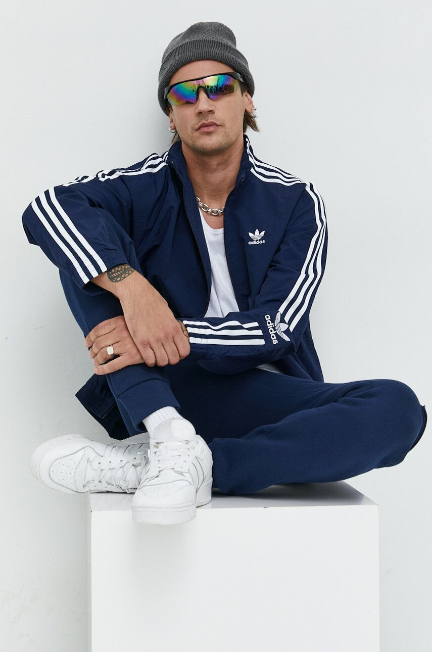 adidas Originals Спортен панталон в тъмносиньо с апликация - Pepit.bg