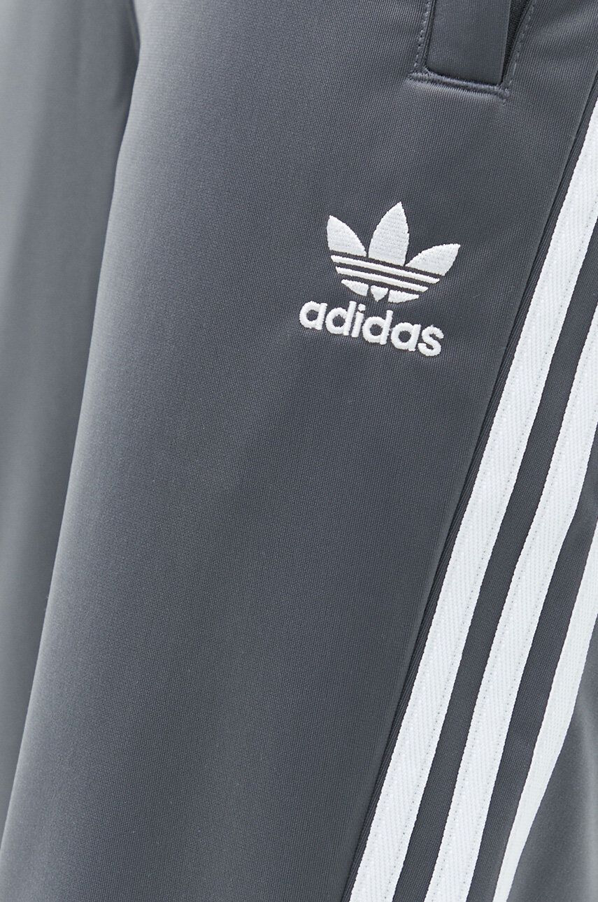 adidas Originals Спортен панталон в сиво с апликация - Pepit.bg