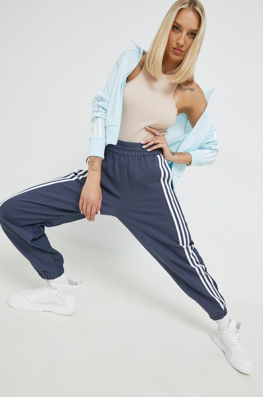 adidas Originals Суичър Traceable Series с апликация - Pepit.bg