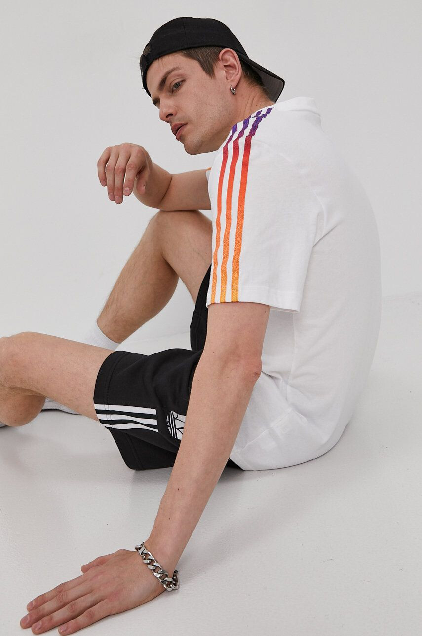 adidas Originals Тениска мъжка в бяло с апликация - Pepit.bg