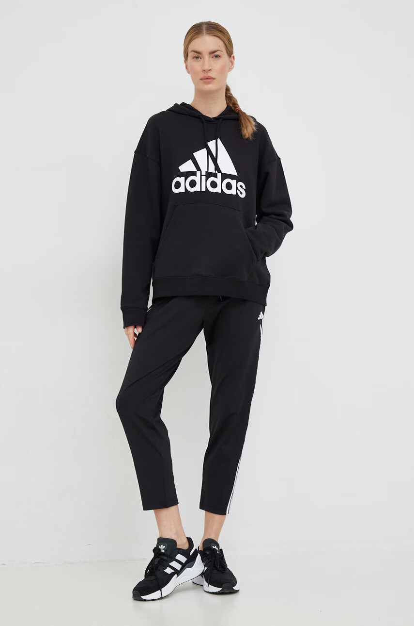 adidas Памучен суичър в черно с качулка с принт - Pepit.bg