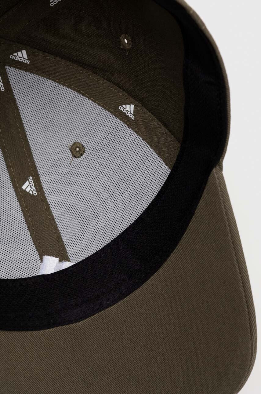 adidas Памучна шапка с козирка в зелено с апликация - Pepit.bg