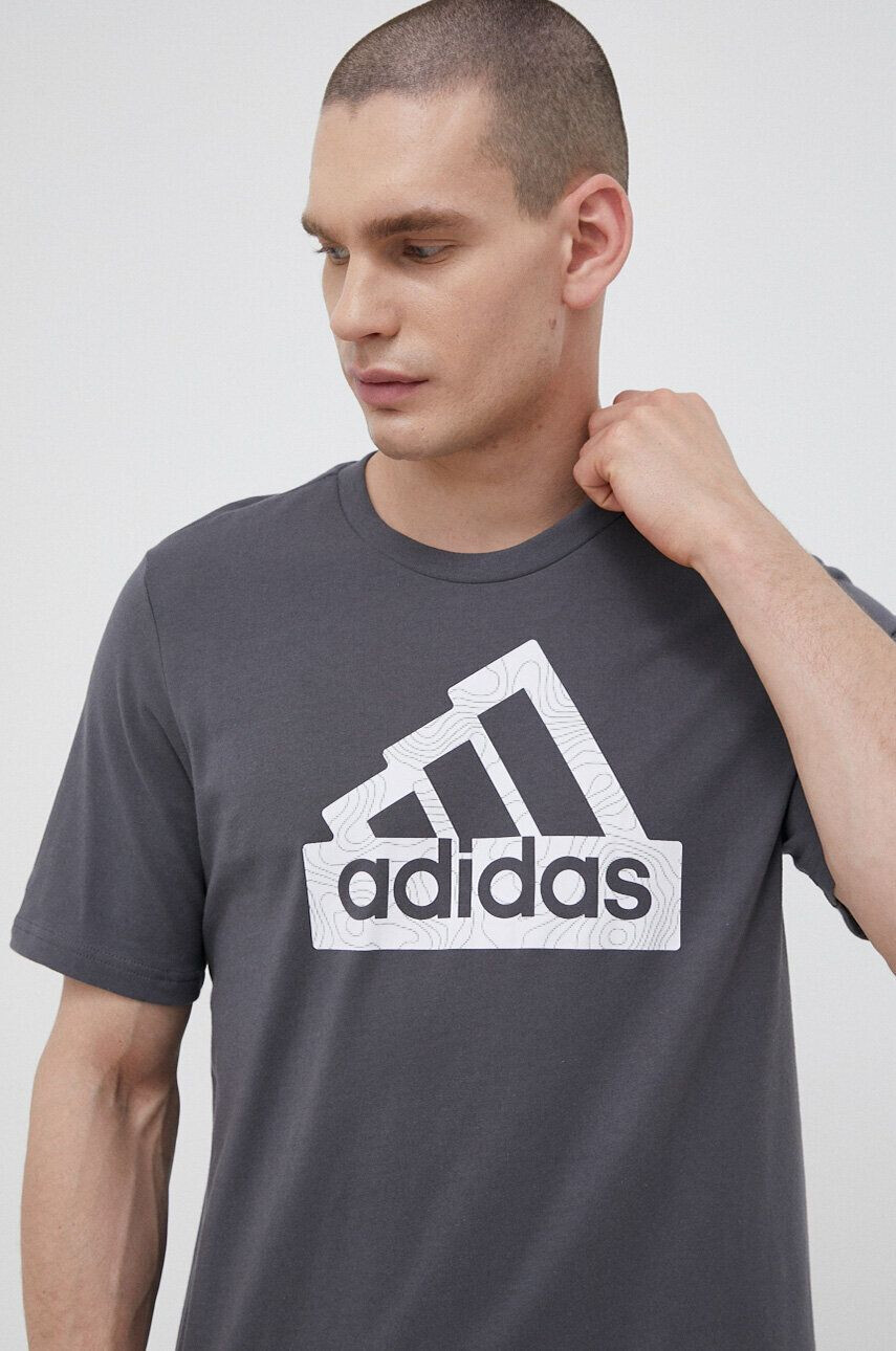 adidas Памучна тениска в сиво с принт - Pepit.bg