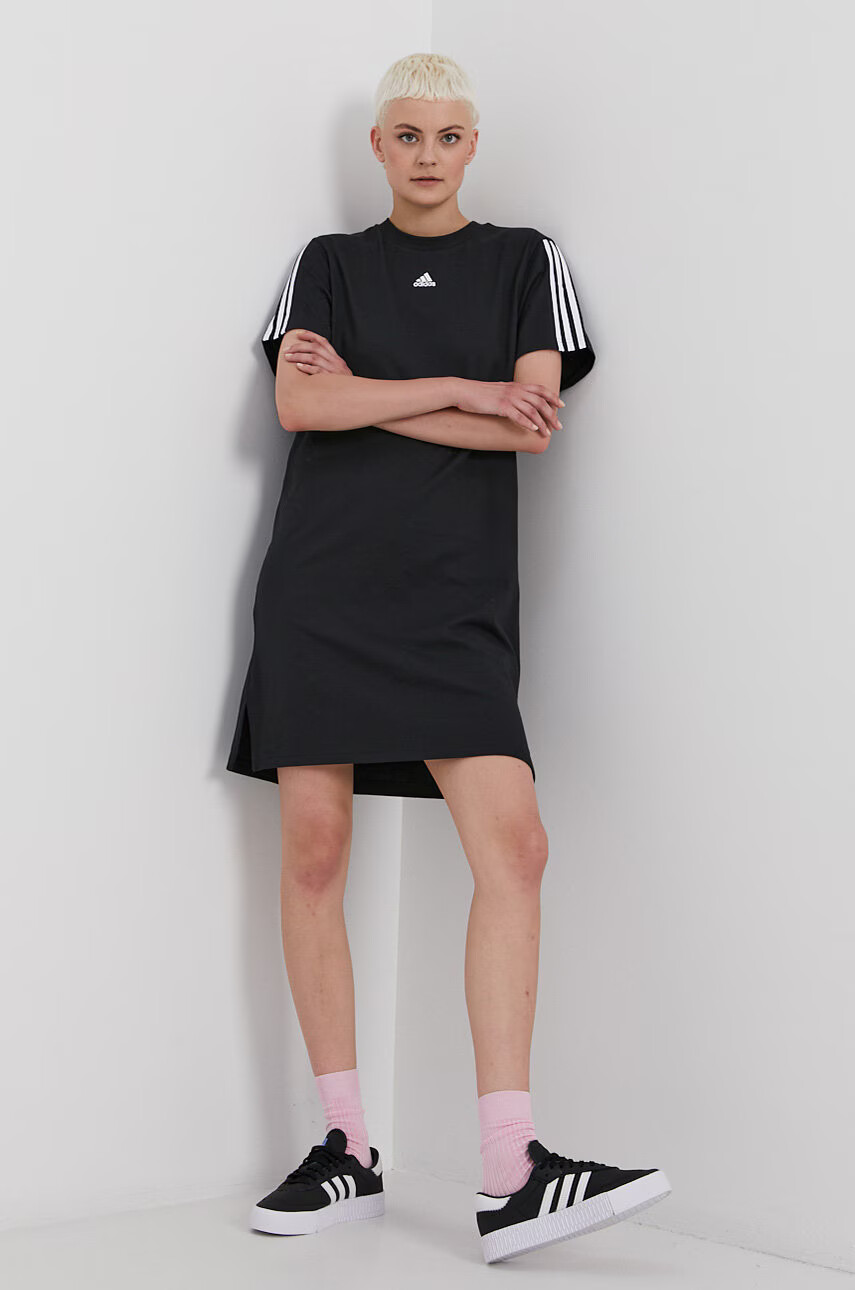 adidas Рокля GS1371 в черно къс модел със стандартна кройка - Pepit.bg