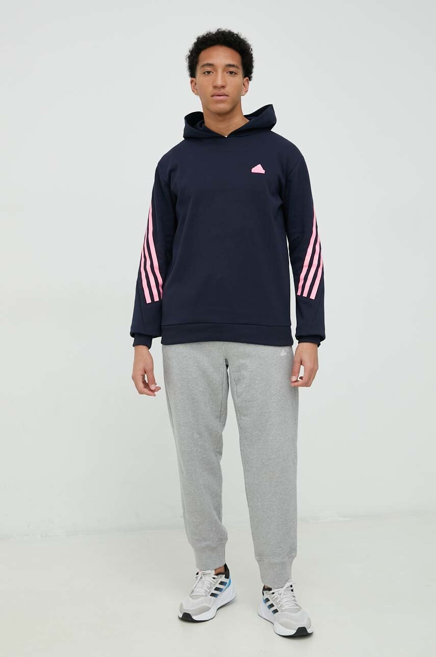 adidas Суичър в тъмносиньо с качулка с принт - Pepit.bg