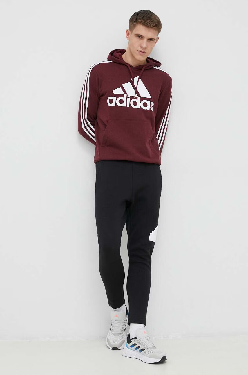 adidas Суичър в бордо с качулка с принт - Pepit.bg