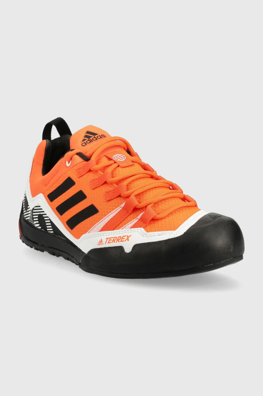 adidas TERREX Обувки Swift Solo 2 в оранжево - Pepit.bg