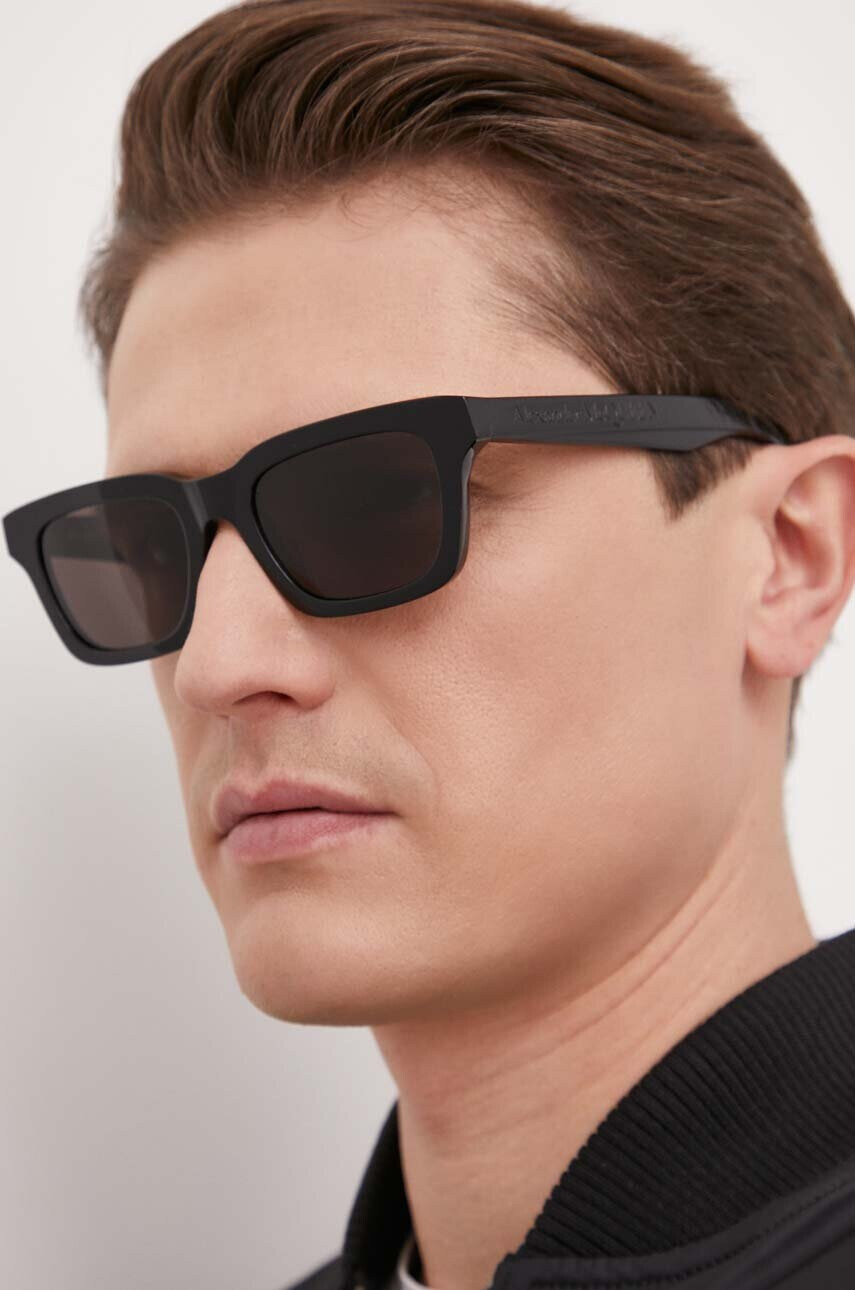 Alexander McQueen Слънчеви очила в черно - Pepit.bg