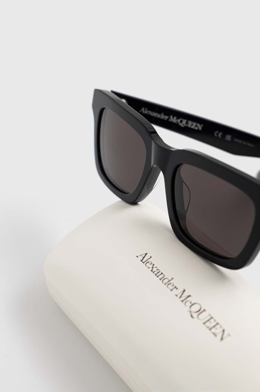 Alexander McQueen Слънчеви очила в черно - Pepit.bg