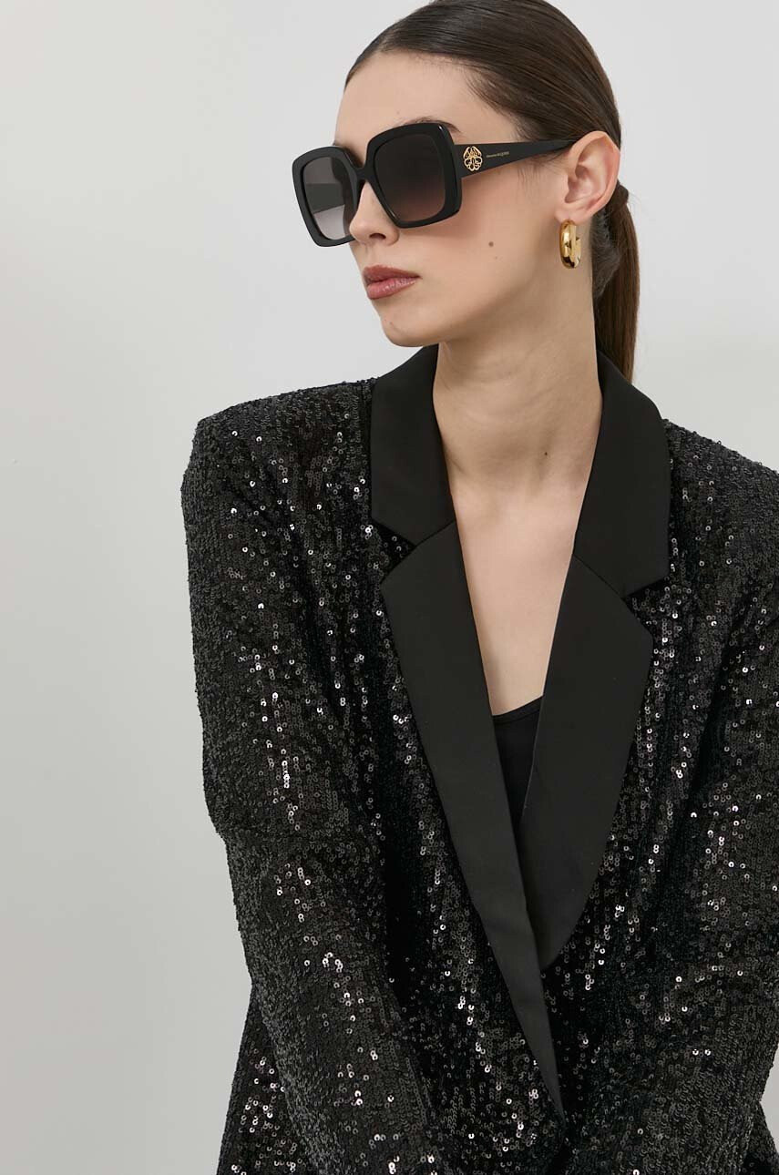 Alexander McQueen Слънчеви очила AM0378S в черно - Pepit.bg