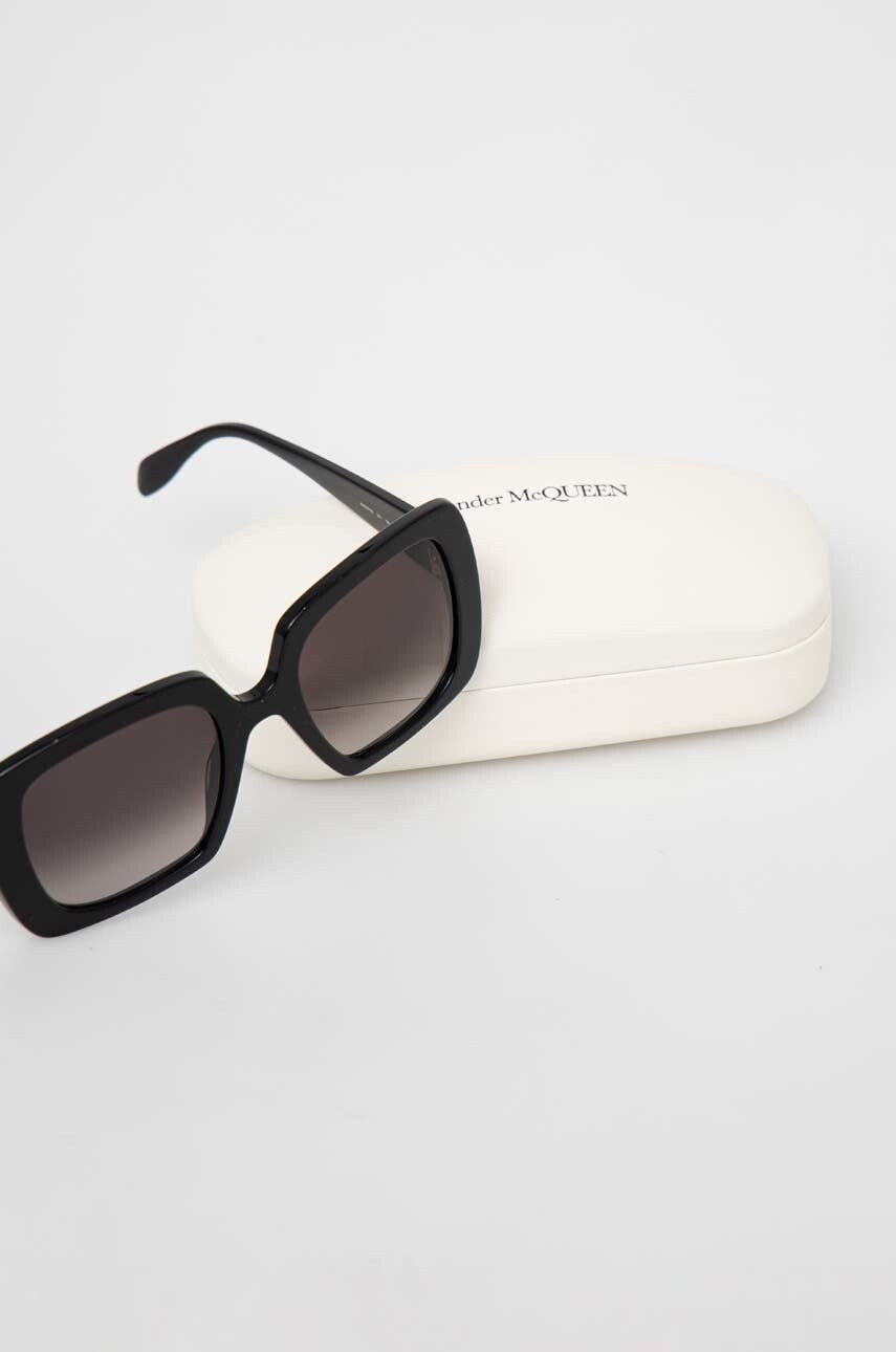 Alexander McQueen Слънчеви очила AM0378S в черно - Pepit.bg