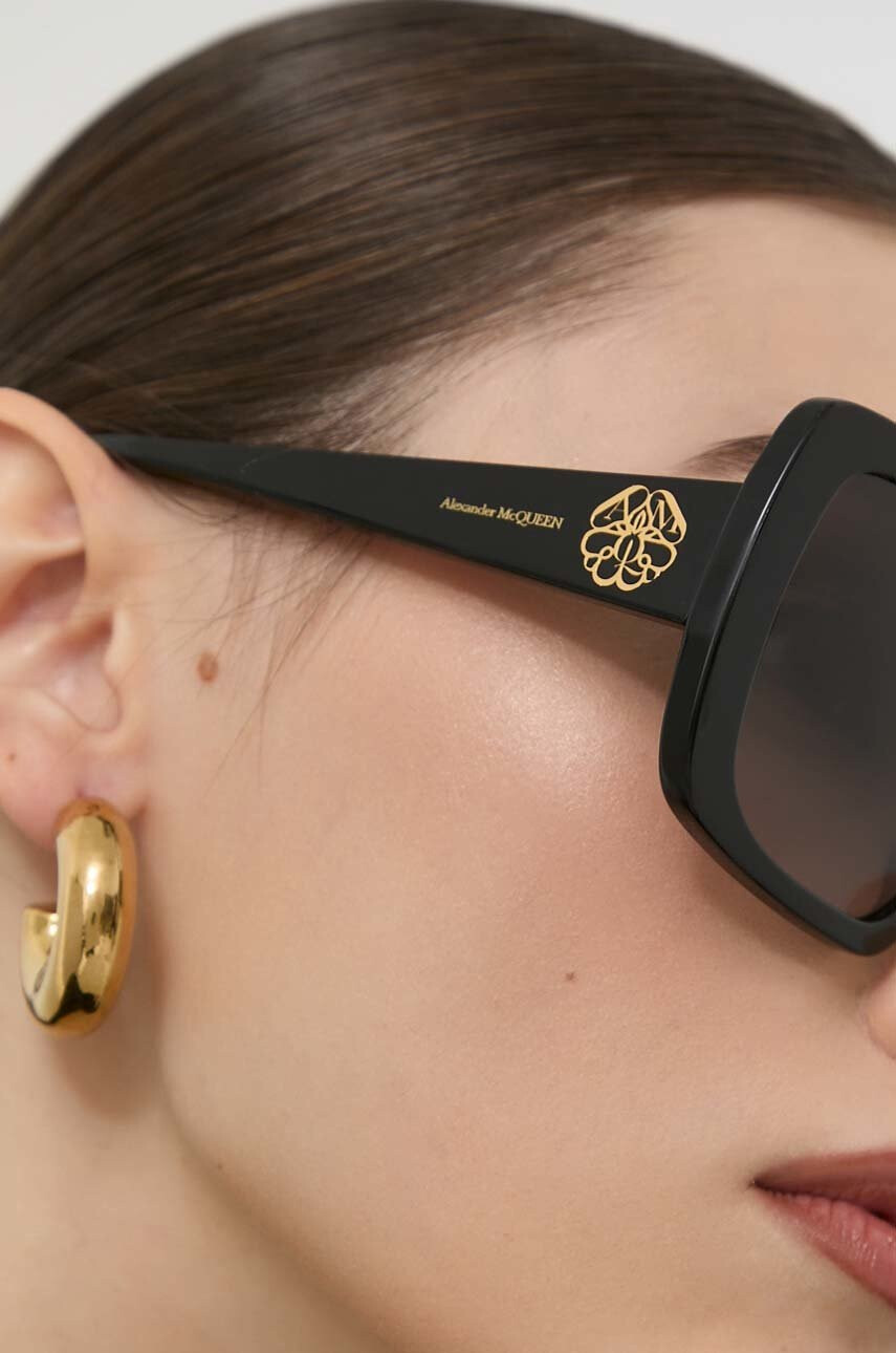 Alexander McQueen Слънчеви очила AM0378S в черно - Pepit.bg