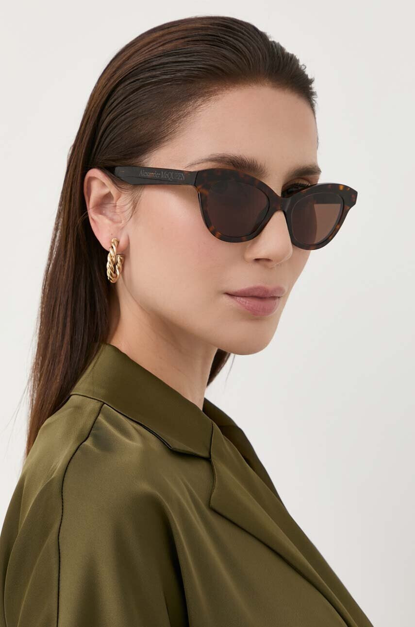 Alexander McQueen Слънчеви очила AM0391S в кафяво - Pepit.bg