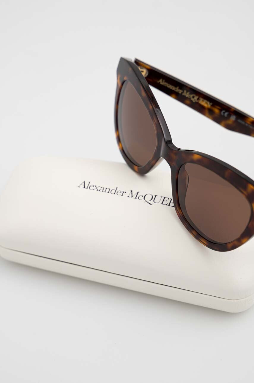 Alexander McQueen Слънчеви очила AM0391S в кафяво - Pepit.bg