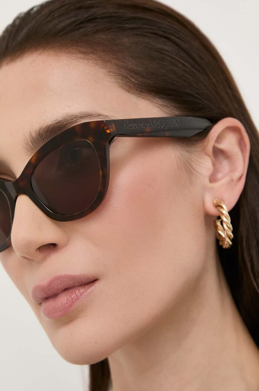 Alexander McQueen Слънчеви очила AM0391S в кафяво - Pepit.bg