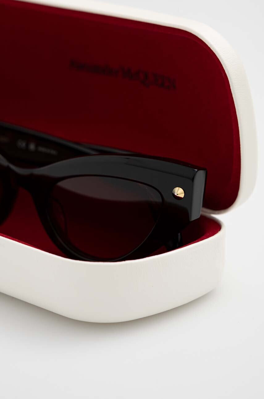 Alexander McQueen Слънчеви очила AM0407S в кафяво - Pepit.bg