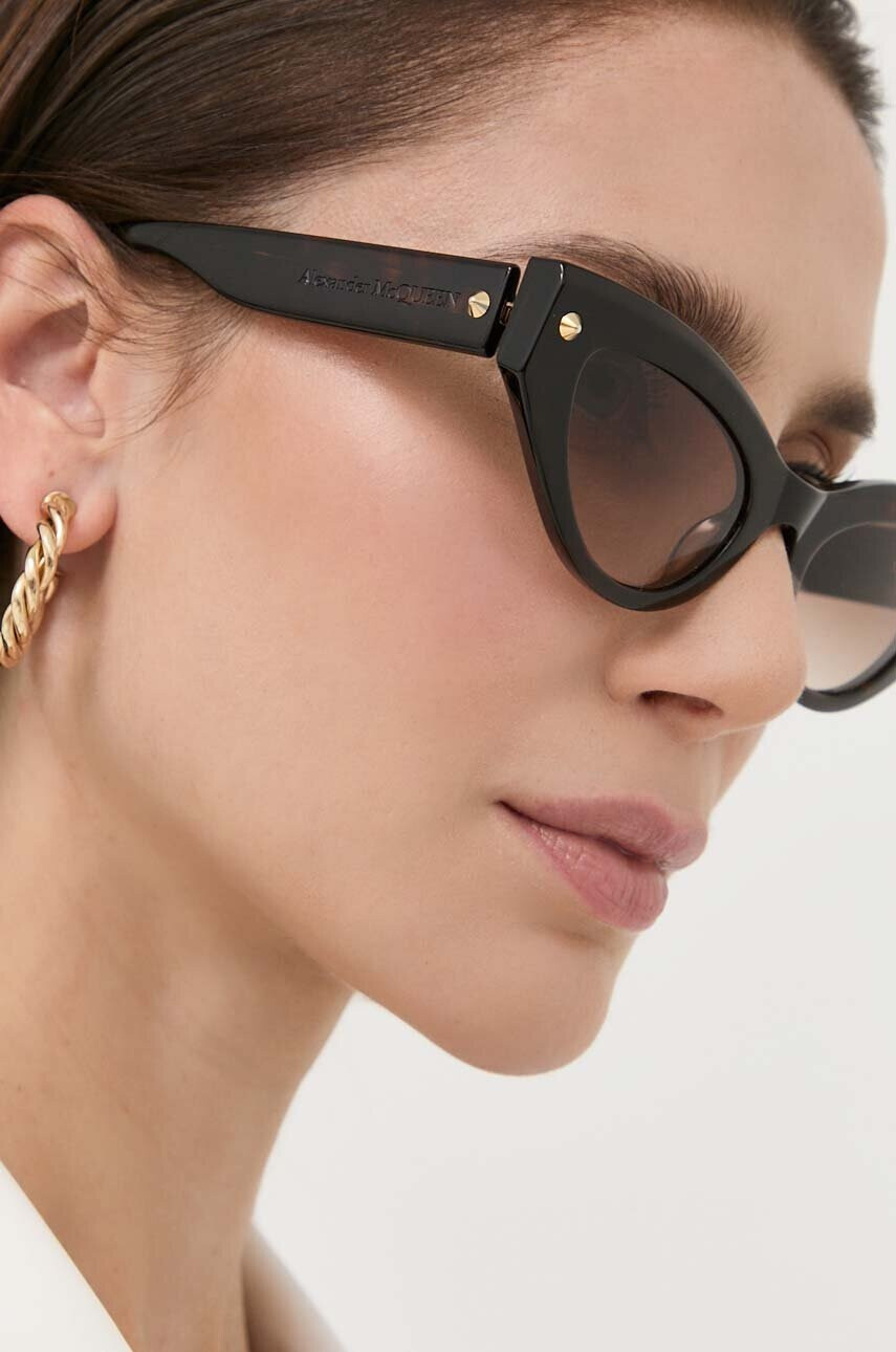 Alexander McQueen Слънчеви очила AM0407S в кафяво - Pepit.bg