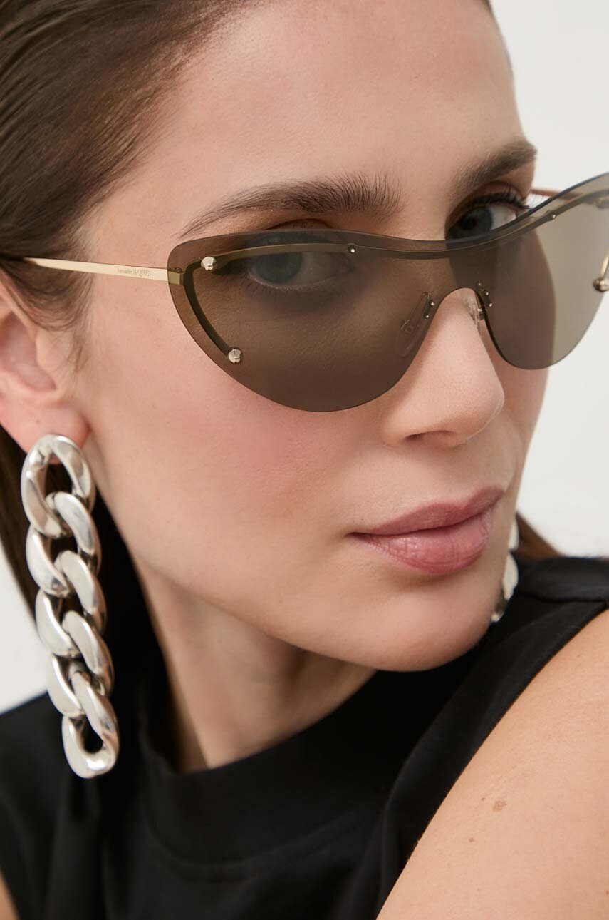 Alexander McQueen Слънчеви очила AM0413S в златисто - Pepit.bg
