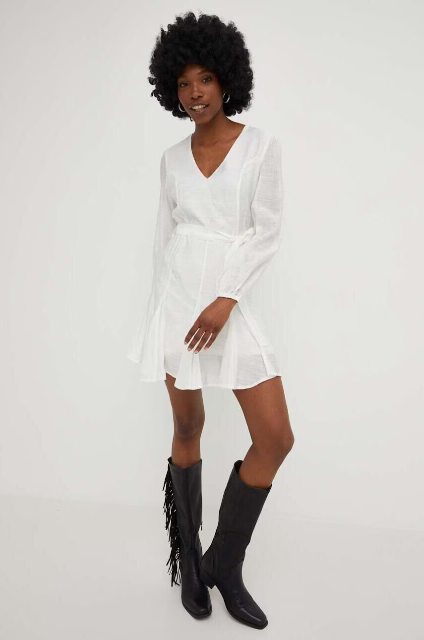 Answear Lab Памучна рокля в бяло къс модел разкроен модел - Pepit.bg