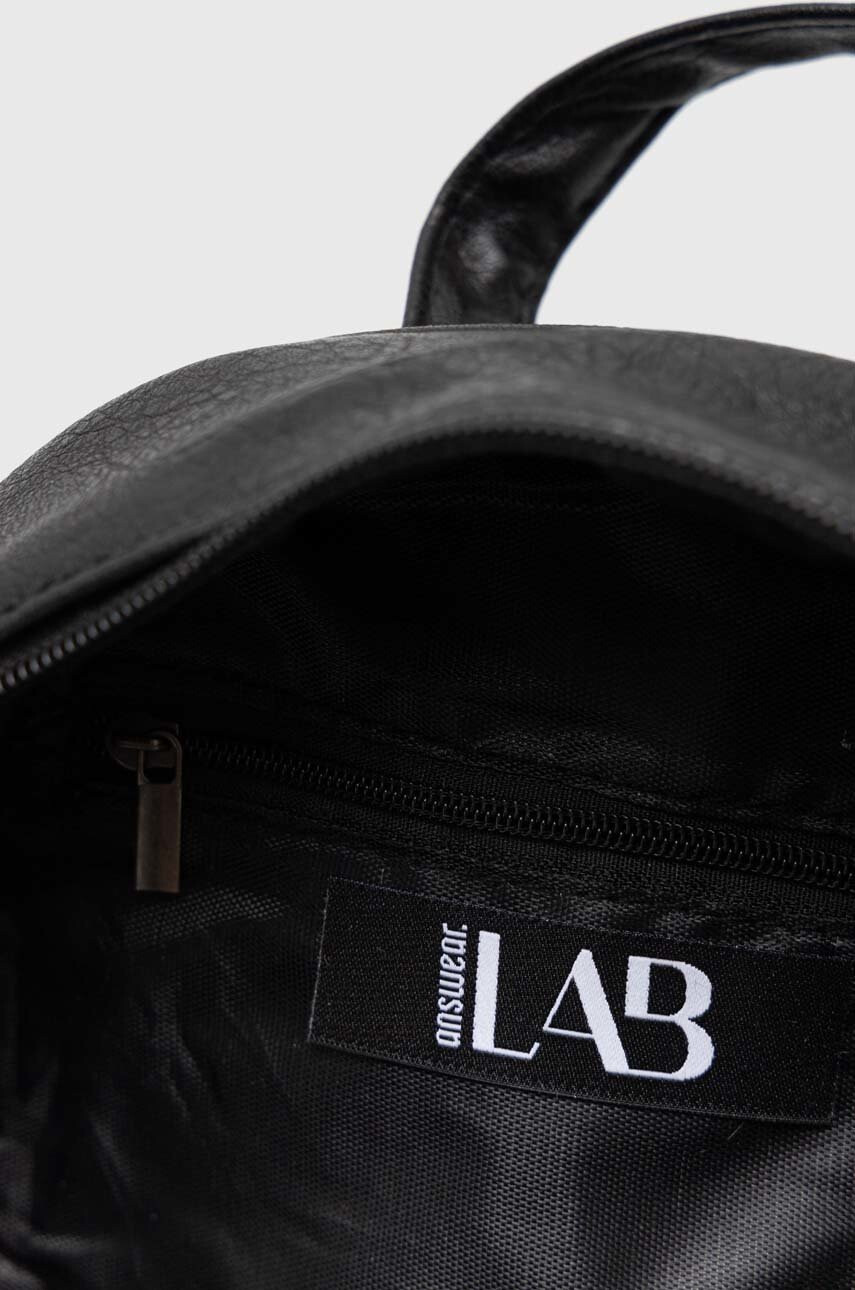 Answear Lab Раница в черно малък размер с апликация - Pepit.bg