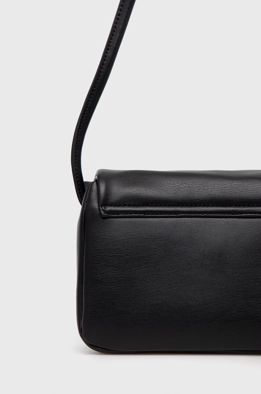 Armani Exchange Чанта в черно - Pepit.bg
