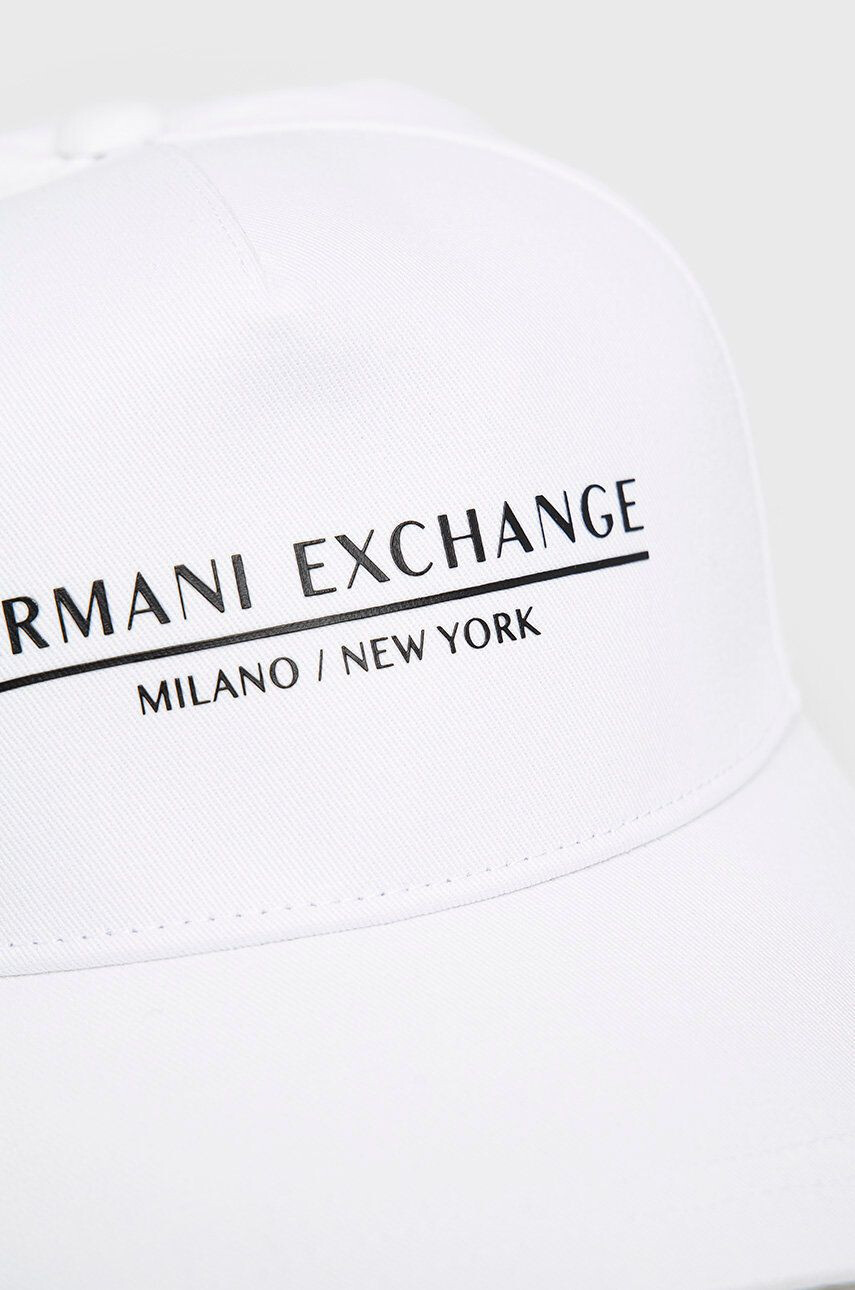 Armani Exchange Памучна шапка в бяло с принт - Pepit.bg