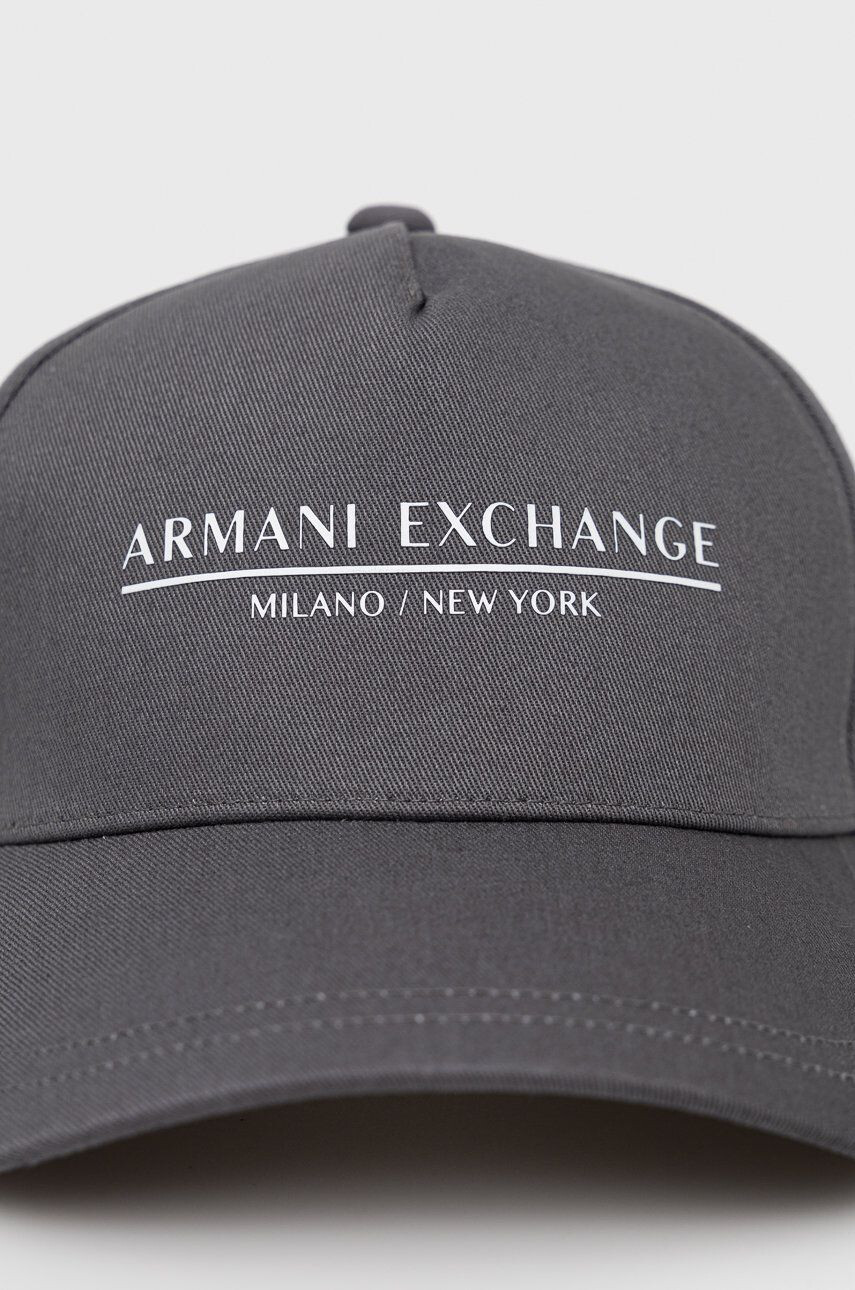 Armani Exchange Памучна шапка в сиво с принт - Pepit.bg