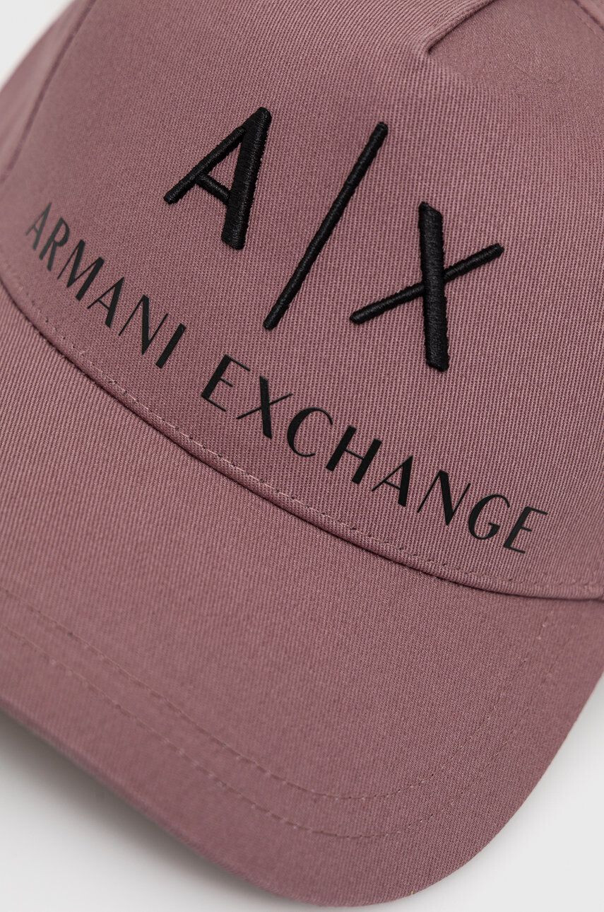 Armani Exchange Памучна шапка в лилаво с апликация - Pepit.bg