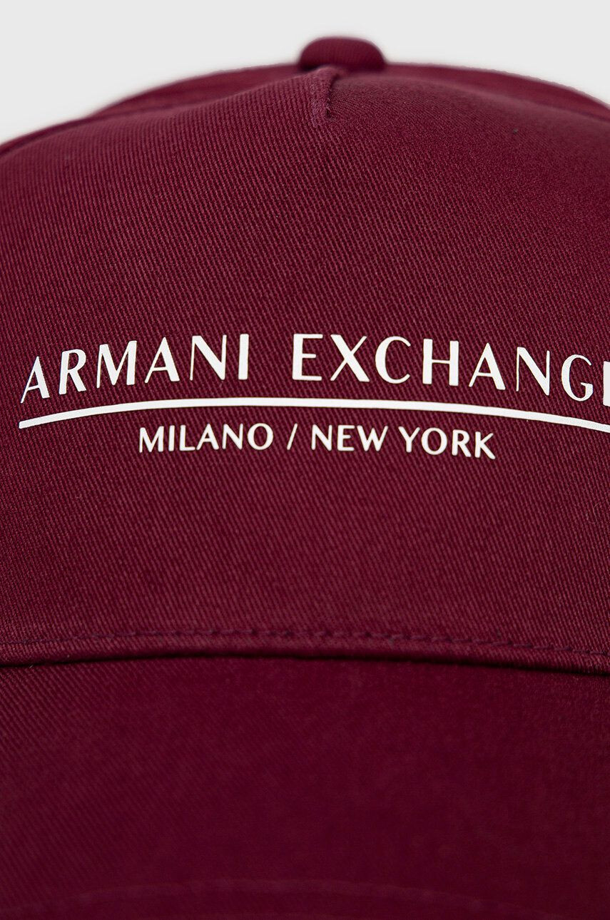 Armani Exchange Памучна шапка в бордо с принт - Pepit.bg