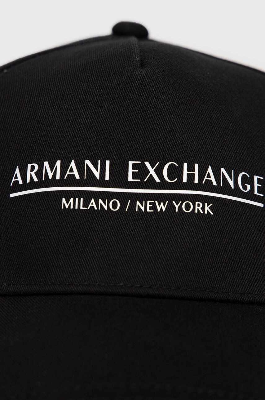 Armani Exchange Памучна шапка в черно с принт - Pepit.bg